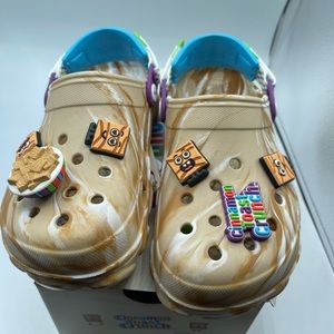 Cinnamon Toast Crunch crocs men size 6/ women 8